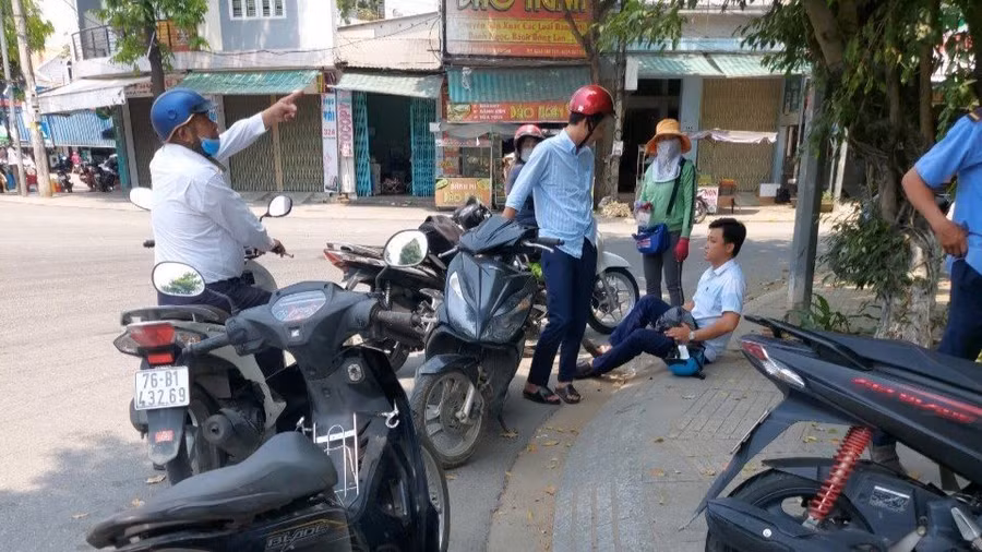 Nhiều người đi xe máy bị té ngã do vệt dầu nhớt kéo rê đoạn dài.