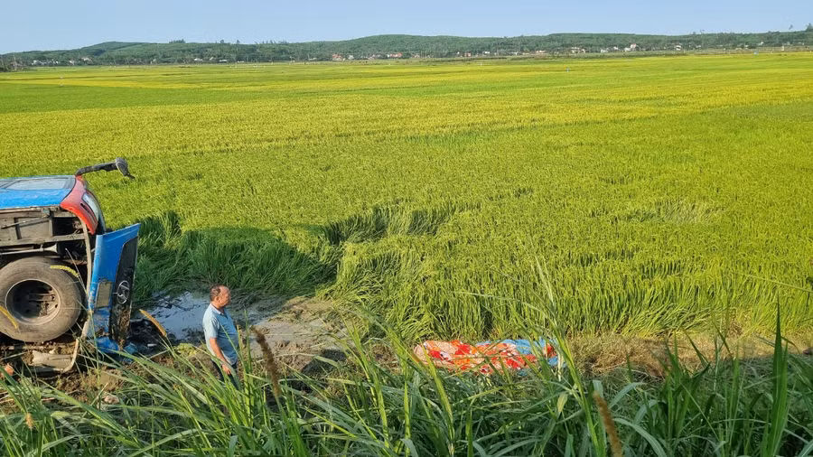 Thi thể tài xế đã được đưa ra khỏi xe ô tô khách.