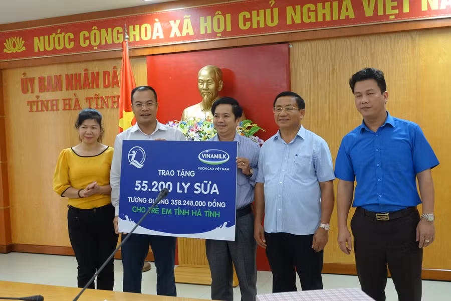 Bà Đặng Thị Ngọc Thịnh – Phó Chủ tịch nước, Bà Lê Tuyết Mai - Phó Giám Đốc Quỹ Bảo trợ Trẻ em Việt Nam, ông Nguyễn Hồng Tú – Trưởng bán hàng vùng Vinamilk và đại diện lãnh đạo tỉnh Quảng Bình đến thăm và tặng quà, sữa cho người dân và trẻ em vùng lũ xã Quảng Xuân, huyện Quảng Trạch, Quảng Bình.