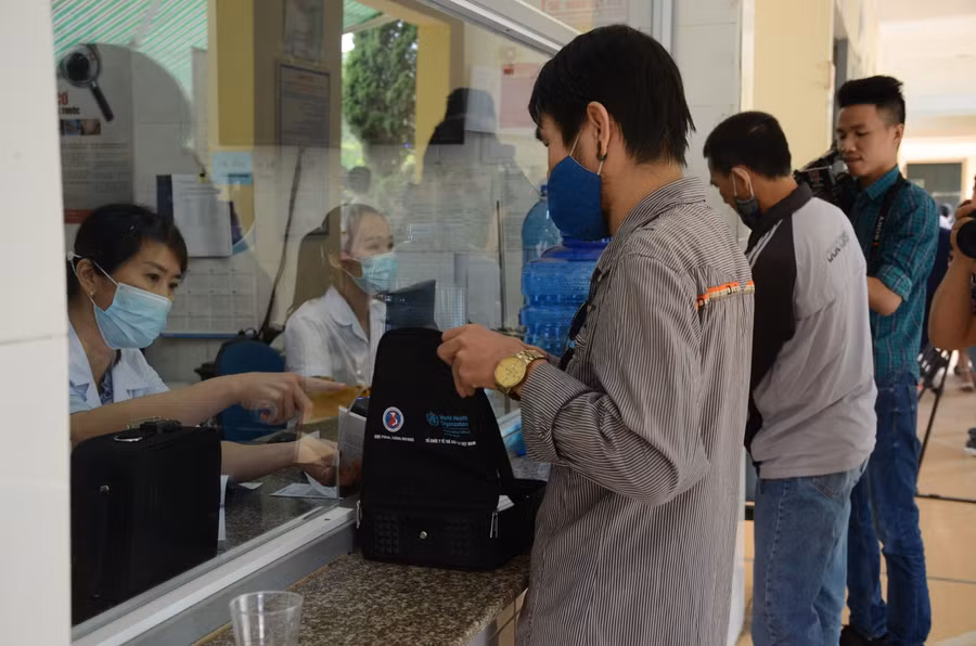 Tổ chức cấp thuốc cho bệnh nhân tại phường Noong Bua, Tp. Điện Biên Phủ.