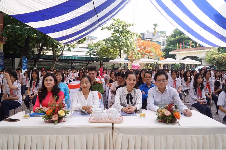 Các đại biểu khách mời tới tham dự buổi lễ tổng kết mô hình thực hiện quy tắc ứng xử: "Xây dựng không gian văn hóa Hồ Chí Minh gắn với xây dựng văn hóa học đường". Các đại biểu khách mời tới tham dự buổi lễ tổng kết mô hình thực hiện quy tắc ứng xử: "Xây dựng không gian văn hóa Hồ Chí Minh gắn với xây dựng văn hóa học đường".