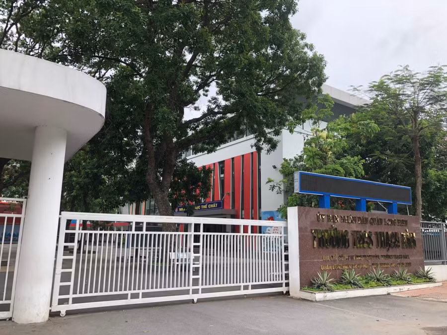 Trường THCS Thạch Bàn có hệ thống cơ sở vật chất khang trang, hiện đại.