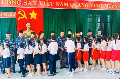 Hình ảnh học sinh giao lưu với các chú bộ đội Hải quân