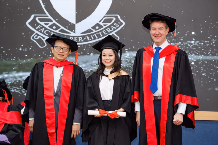Phó hiệu trường Swinburne University of Technology và Giám đốc Swinburne Việt Nam trao bằng cho tân cử nhân.