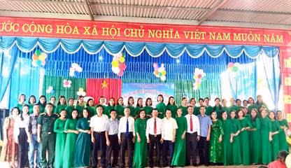 Các đồng chí lãnh đạo tỉnh, lãnh đạo huyện chụp ảnh lưu niệm trong ngày hội đến trường năm học 2022 – 2023