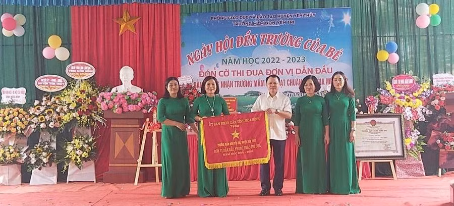 Ban Giám hiệu Nhà trường nhận cờ thi đua đơn vị dẫn đầu năm học 2021 – 2022 