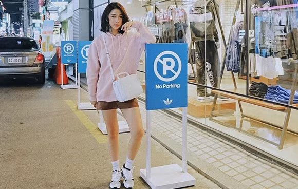 Quỳnh Anh shyn mix đồ với áo hoodie.