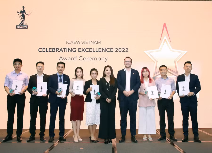 Các hội viên nhận Bằng Chartered Accountant – ICAEW ACA tại Hà Nội Các hội viên nhận Bằng Chartered Accountant – ICAEW ACA tại Hà Nội