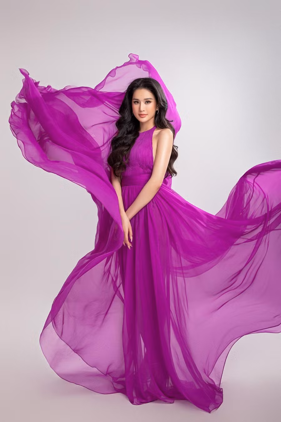 Á hậu Nguyễn Nga sở hữu nhan sắc ngọt ngào đậm chất Á đông, hình thể gợi cảm phù hợp với tiêu chí của cuộc thi Hoa hậu Du lịch Quốc tế 2022.