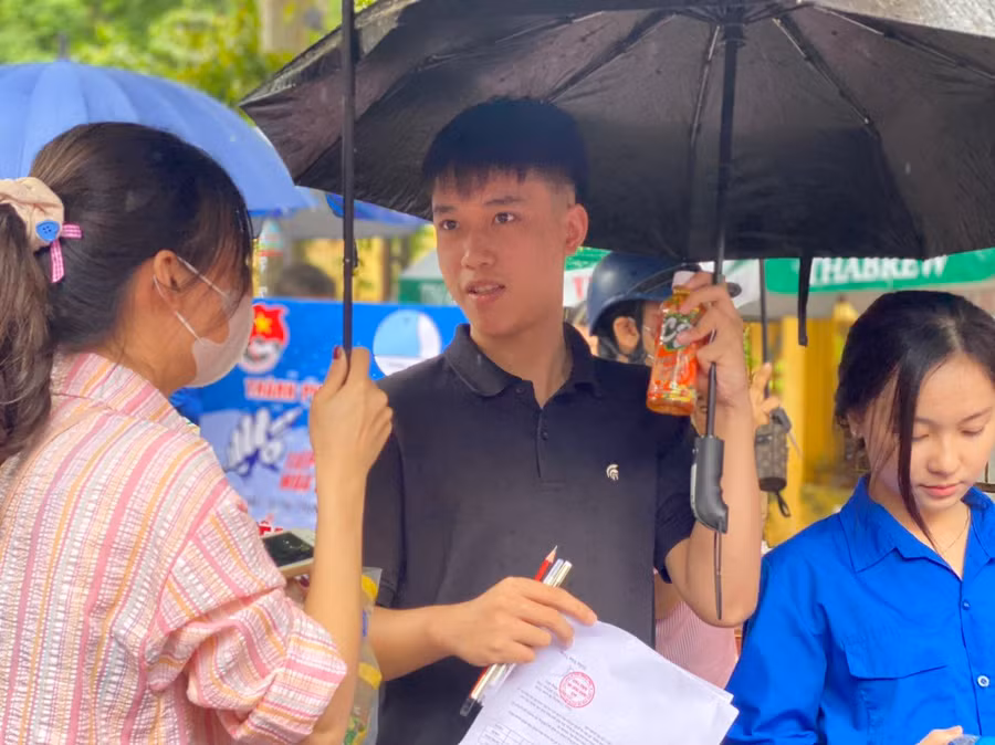 Tại điểm thi Trường THPT Sầm Sơn, thí sinh Nguyễn Hữu Nam (sinh năm 2004) là thí sinh tự do, quê ở phường Quảng Châu, TP Sầm Sơn cho biết: “Em nghĩ phần nghị luận văn học vào bài Đất nước có thể sẽ nhiều thí sinh trúng tủ giống em. Tuy nhiên, với phần đọc hiểu bạn nhận xét hơi dài và tương đối khó”. Tại điểm thi Trường THPT Sầm Sơn, thí sinh Nguyễn Hữu Nam (sinh năm 2004) là thí sinh tự do, quê ở phường Quảng Châu, TP Sầm Sơn cho biết: “Em nghĩ phần nghị luận văn học vào bài Đất nước có thể sẽ nhiều thí sinh trúng tủ giống em. Tuy nhiên, với phần đọc hiểu bạn nhận xét hơi dài và tương đối khó”.