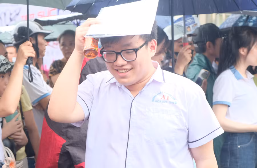Vượt qua môn thi đầu tiên với tâm trạng thoải mái khiến các thí sinh phần nào bớt áp lực trong các môn tiếp theo. Vượt qua môn thi đầu tiên với tâm trạng thoải mái khiến các thí sinh phần nào bớt áp lực trong các môn tiếp theo.