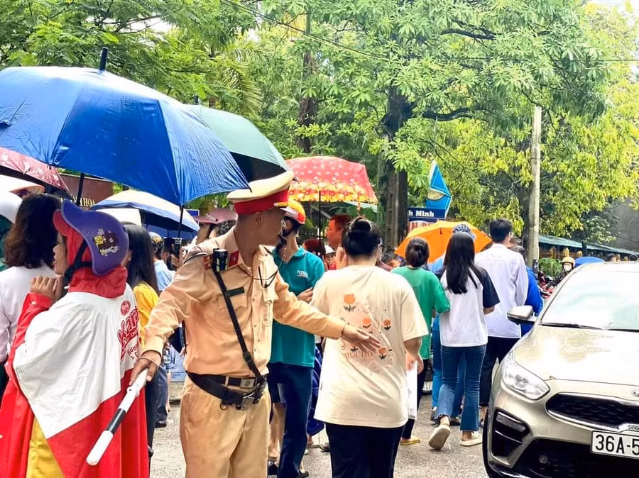 Hướng dẫn thí sinh, người dân tại khu vực thi. Hướng dẫn thí sinh, người dân tại khu vực thi.