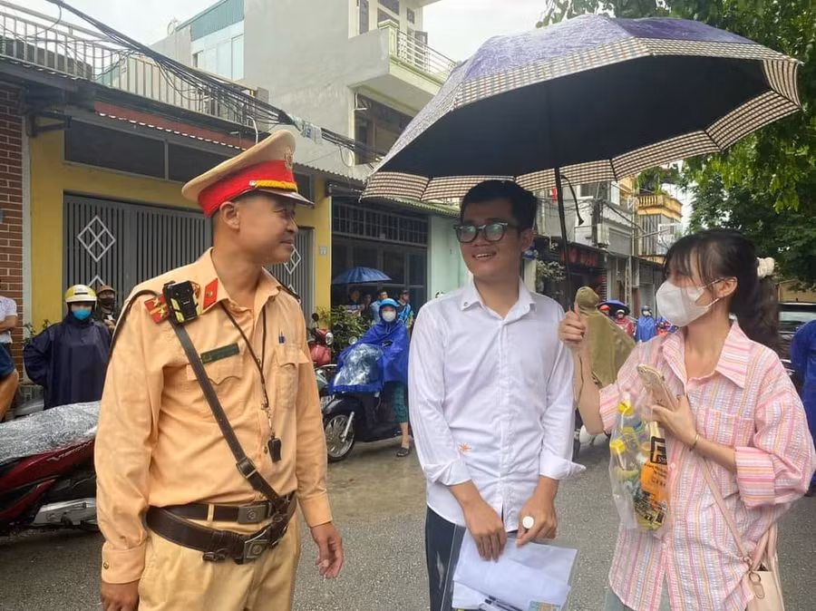 Không chỉ phân luồng, điều tiết, lực lượng CSGT còn động viên "sĩ tử". Không chỉ phân luồng, điều tiết, lực lượng CSGT còn động viên "sĩ tử".