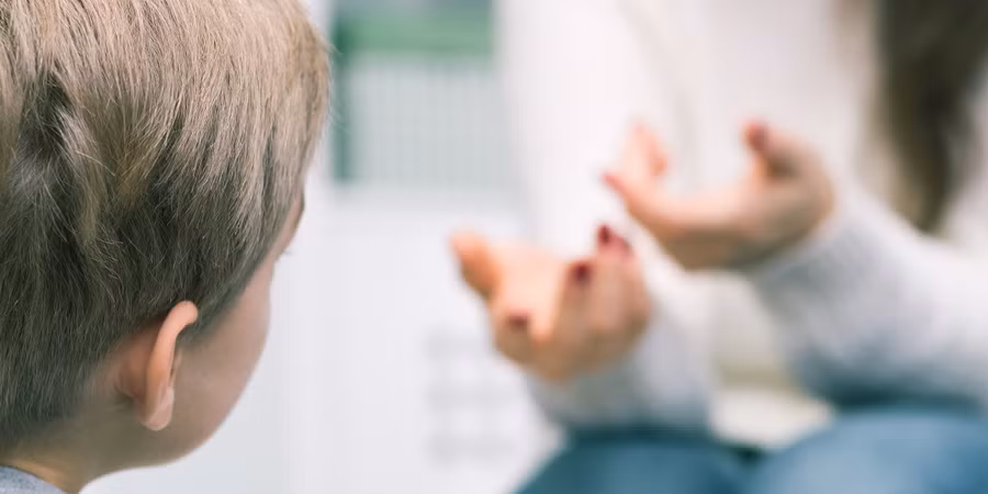 Không phải lúc nào cha mẹ cũng nói chuyện đủ sớm với con về an toàn thân thể. (Ảnh: ITN).
