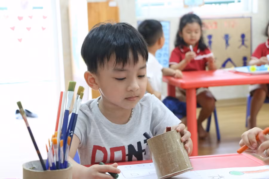 Các hoạt động trên lớp giúp trẻ được trang bị thêm nhiều kỹ năng quan trọng.