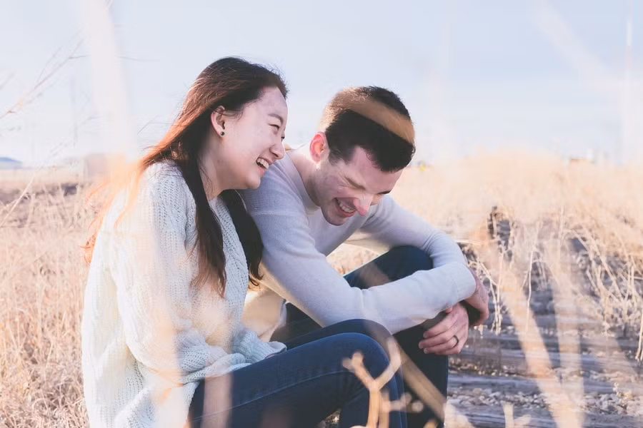 Đáp ứng nhu cầu của đối phương có thể giúp họ cảm thấy gần gũi với bạn hơn. (Ảnh: ITN).