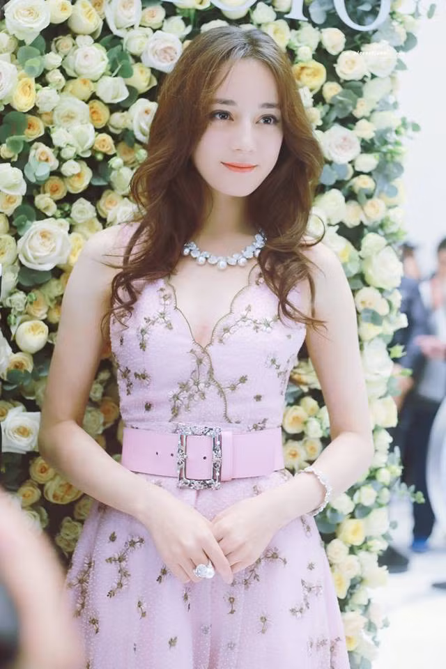 Triệu Vy - Địch Lệ Nhiệt Ba lộ ảnh mặt nhăn nhúm, chảy xệ khác xa hình photoshop-9