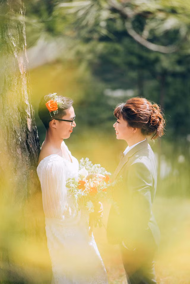 Bởi tính cách sôi nổi nên cô nàng Kim Anh thường trêu đùa người yêu, những lúc như thế thì Ngọc Sơn luôn nhường nhịn và dịu dàng với cô. Kim Anh chia sẻ: “Tính mình thích trêu đùa nhưng cũng hay giận dỗi lắm. Có lần giận anh nên mình không nói câu gì mãi cho đến khi anh ngồi im cho mình trang điểm, xong nhìn mặt anh buồn cười quá thế là hết giận thôi”.