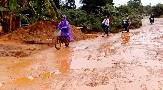 Con đường cứu nạn dang dở đã trở thành con đường khốn khổ với những ổ trâu đằm hết sức lầy lội khi mưa xuống Con đường cứu nạn dang dở đã trở thành con đường khốn khổ với những ổ trâu đằm hết sức lầy lội khi mưa xuống
