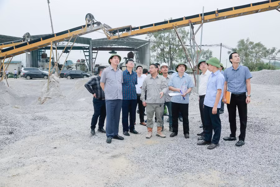 Phó Chủ tịch UBND tỉnh Thanh Hoá - Lê Đức Giang cùng các sở ngành liên quan kiểm tra hiện trường chỉ đạo khắc phục vụ nổ mìn khai thác đá gây hư hỏng nhà dân.