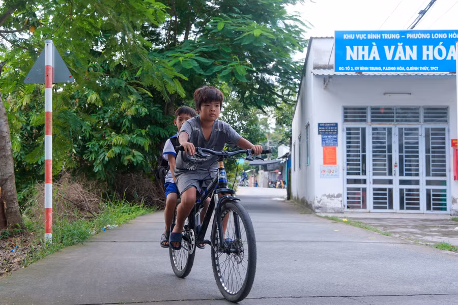 Bé Trương Hoàng Hải được bạn đưa đến trường trong ngày đầu đến lớp.