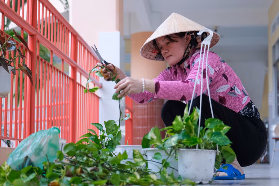 Nhà trường tổ chức kiểm tra vệ sinh khuôn viên trường, trong và ngoài lớp học. Nhà trường tổ chức kiểm tra vệ sinh khuôn viên trường, trong và ngoài lớp học.