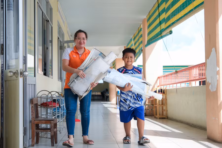 Em Lâm Thiên Khôi, học sinh lớp 2 tại Trường Tiểu học Ngô Quyền phụ giúp cô chuẩn bị năm học mới. Em Lâm Thiên Khôi, học sinh lớp 2 tại Trường Tiểu học Ngô Quyền phụ giúp cô chuẩn bị năm học mới.