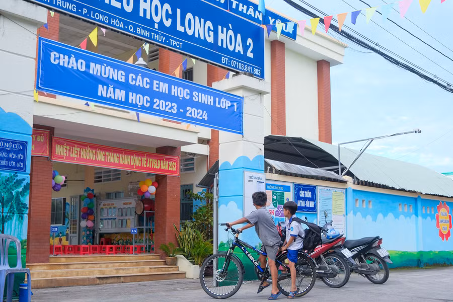 Bé Trương Hoàng Hải được bạn đưa đến trường trong ngày đầu đến lớp.