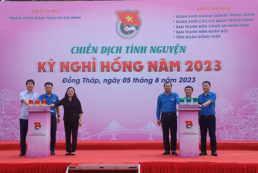 Đại biểu thực hiện nghi thức phát động các hoạt động trong Chiến dịch tình nguyện Kỳ nghỉ hồng cấp Trung ương năm 2023 tại tỉnh Đồng Tháp.