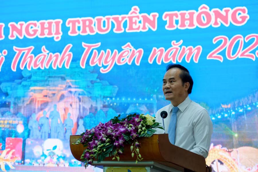 Ông Hoàng Việt Phương, Phó chủ tịch Ủy ban nhân dân tỉnh Tuyên Quang phát biểu hội nghị.