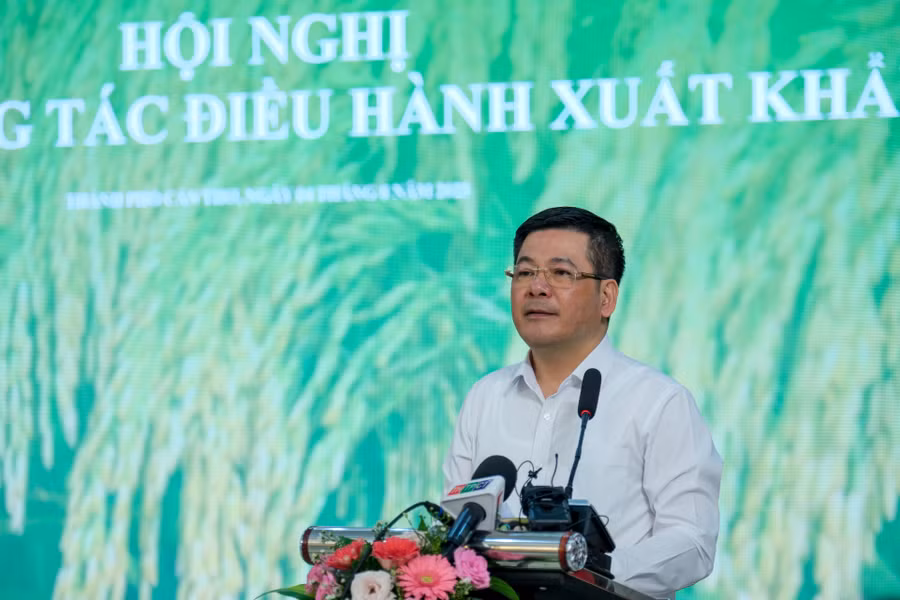 Bộ trưởng Bộ Công Thương Nguyễn Hồng Diên phát biểu chỉ đạo hội nghị.