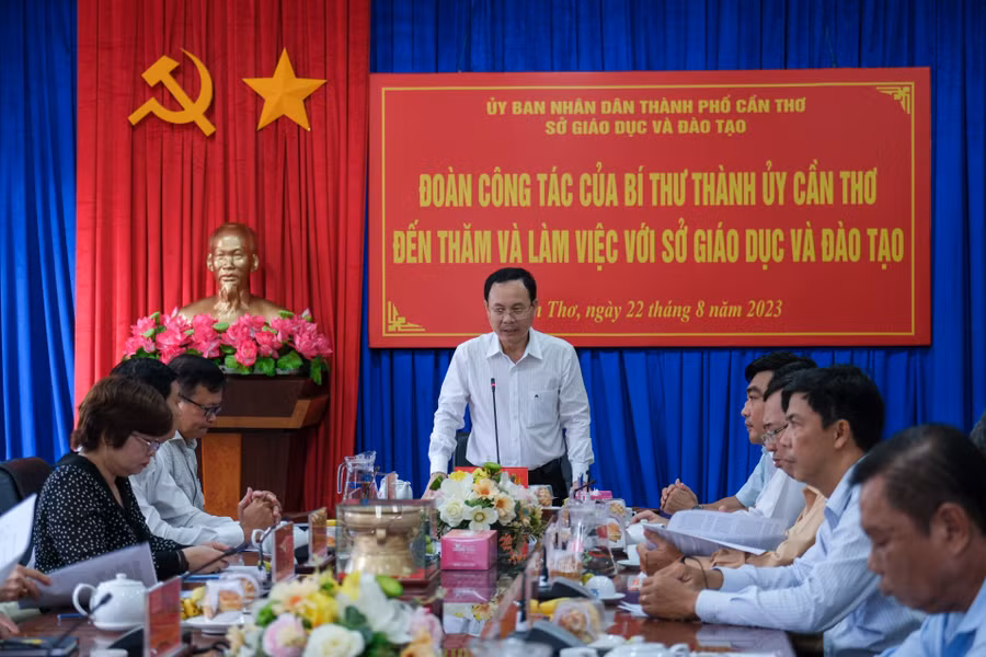 Đoàn công tác do ông Nguyễn Văn Hiếu - Bí thư Thành uỷ Cần Thơ dẫn đầu thăm và làm việc với Sở GD&ĐT TP Cần Thơ. Đoàn công tác do ông Nguyễn Văn Hiếu - Bí thư Thành uỷ Cần Thơ dẫn đầu thăm và làm việc với Sở GD&ĐT TP Cần Thơ.