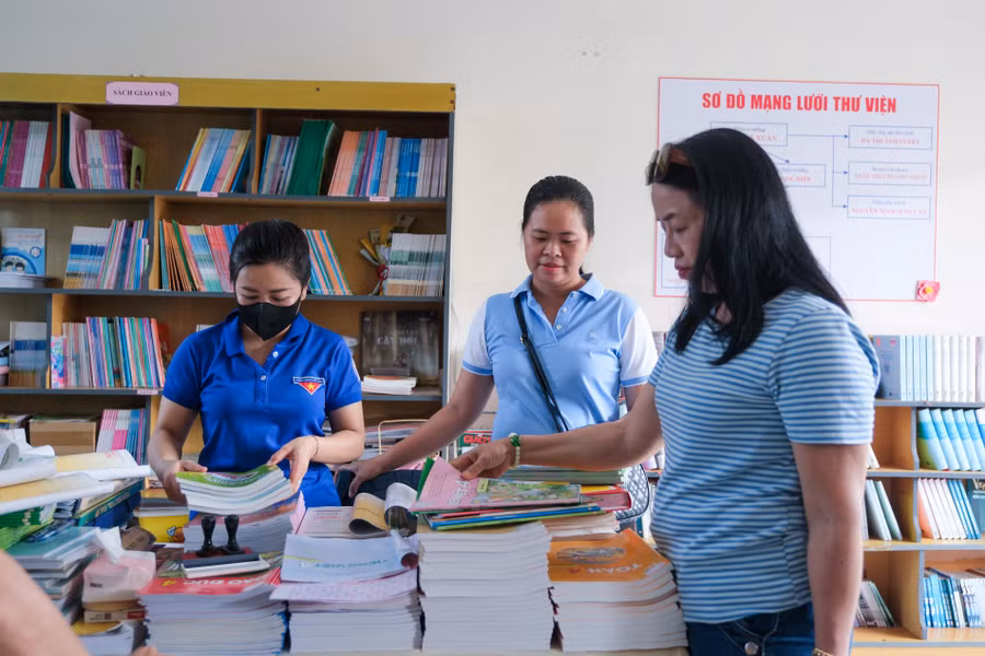 Giáo viên sắp xếp lại thư viện trường học. Giáo viên sắp xếp lại thư viện trường học.