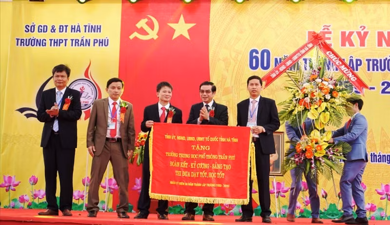 Lãnh đạo tỉnh Hà Tĩnh tặng trướng cho trường THPT Trần Phú (Đức Thọ - Hà Tĩnh) Lãnh đạo tỉnh Hà Tĩnh tặng trướng cho trường THPT Trần Phú (Đức Thọ - Hà Tĩnh)