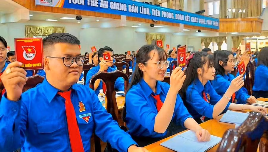 Các đại biểu biểu quyết thông qua chương trình Đại hội.