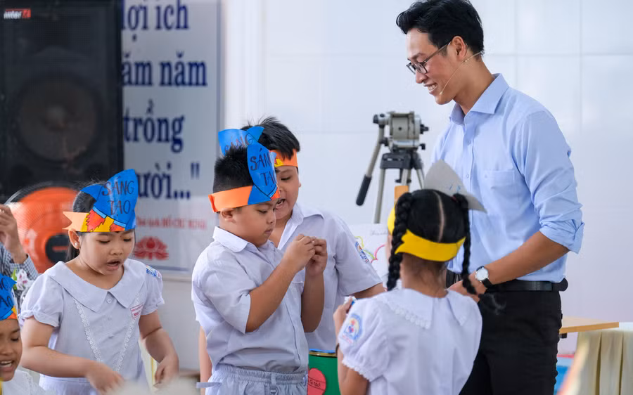 Thầy và trò Trường Tiểu học Ngô Quyền (quận Ninh Kiều) tổ chức tiết học mẫu áp dụng giáo dục STEM vào môn học.