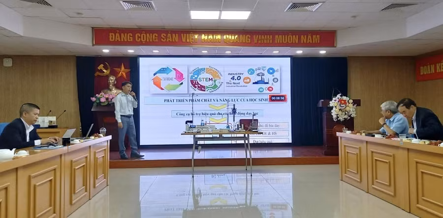 Thầy Lê Thanh Liêm thuyết trình tại Hội thi. Thầy Lê Thanh Liêm thuyết trình tại Hội thi.