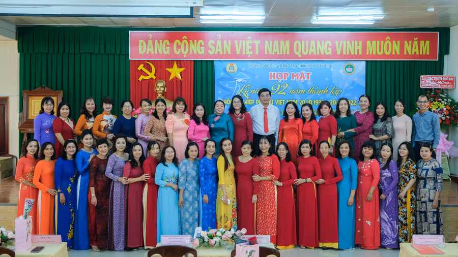Đại biểu chụp ảnh lưu niệm cùng nữ cán bộ quản lý, giáo viên ngành GD Cần Thơ.