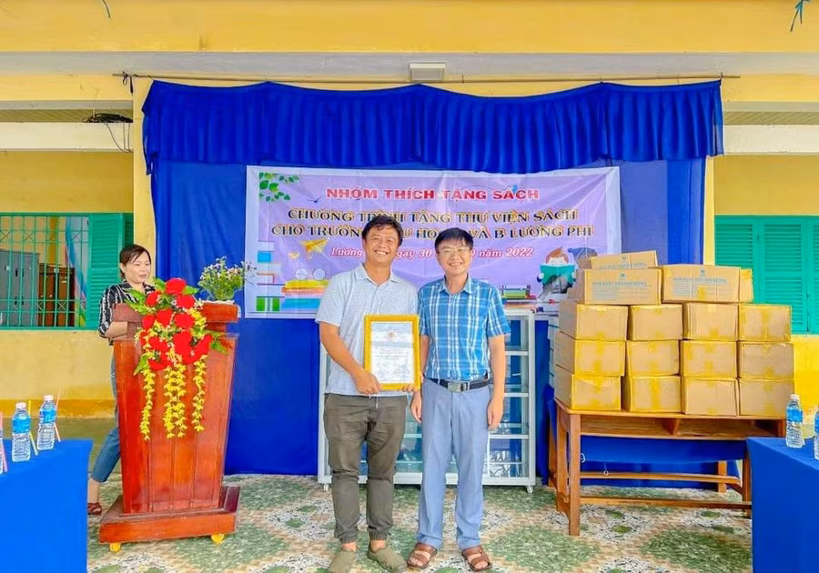 Nhóm Thích Tặng Sách trao tặng sách cho học sinh khó khăn 2 Trường Tiểu học A, Trường Tiểu học B Lương Phi (huyện Tri Tôn, tỉnh An Giang).