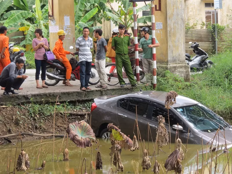Nhiều người dân hiếu kỳ tại khu vực cầu Ông Thượng đến xem xế hộp lao xuống hồ