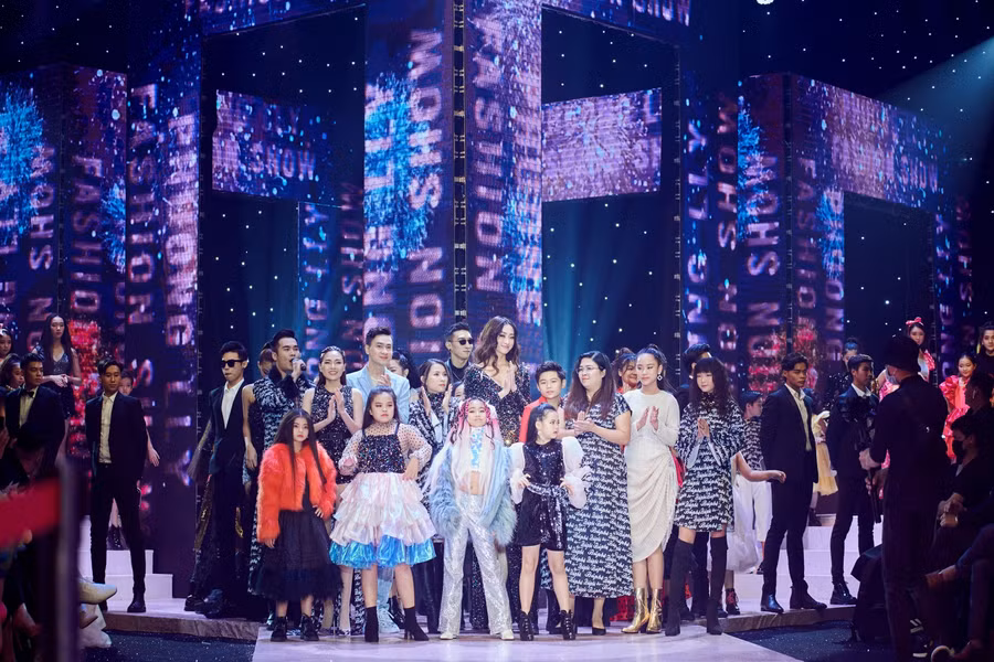 Với vai trò là đại sứ búp bê, Hoa Hậu Lương Thùy Linh đã xuất hiện trên sàn catwalk cùng các siêu mẫu nhí.