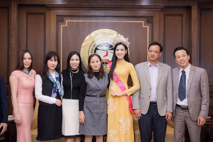 Đỗ Thị Hà về thăm trường cùng bố mẹ.