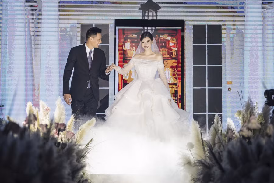 Khoảnh khắc bố nàng Á hậu dắt tay con gái.