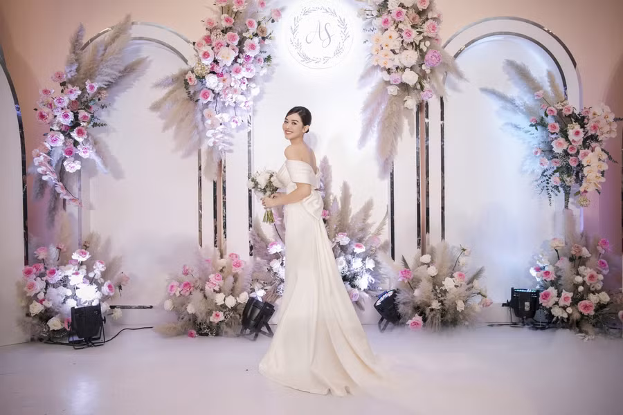 Á hậu Tường San xinh đẹp trong ngày cưới.
