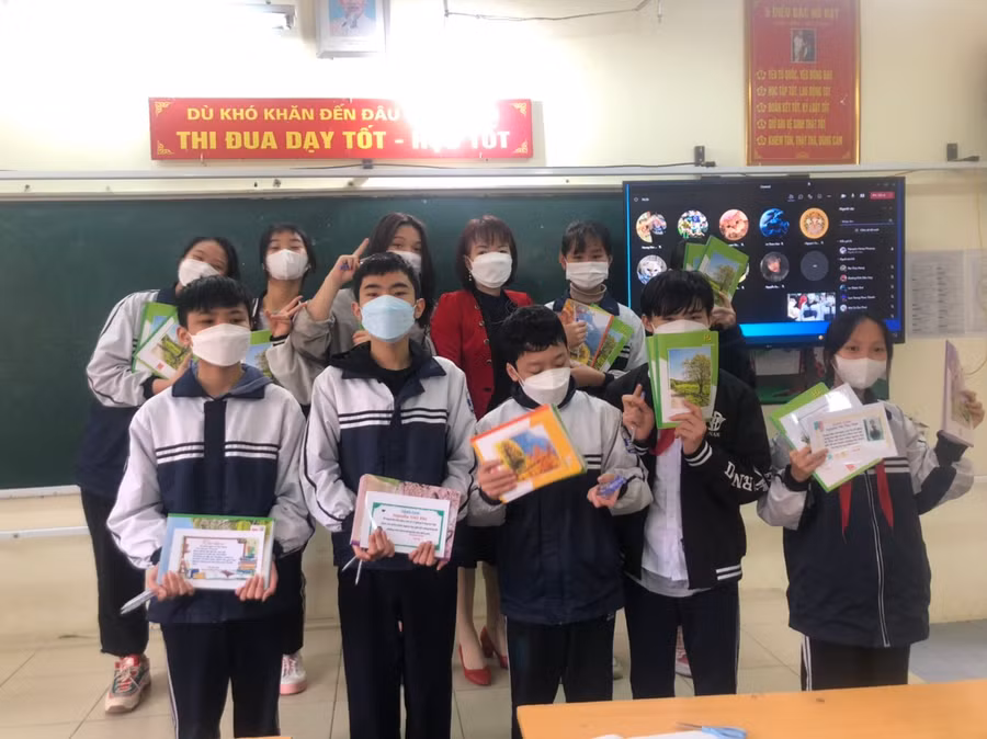 Cô Nguyễn Hồng Phượng còn tự thiết kế thư khen và trao quà động viên các em có thành tích xuất sắc trong học kỳ 1 để cố gắng học tập tốt hơn.