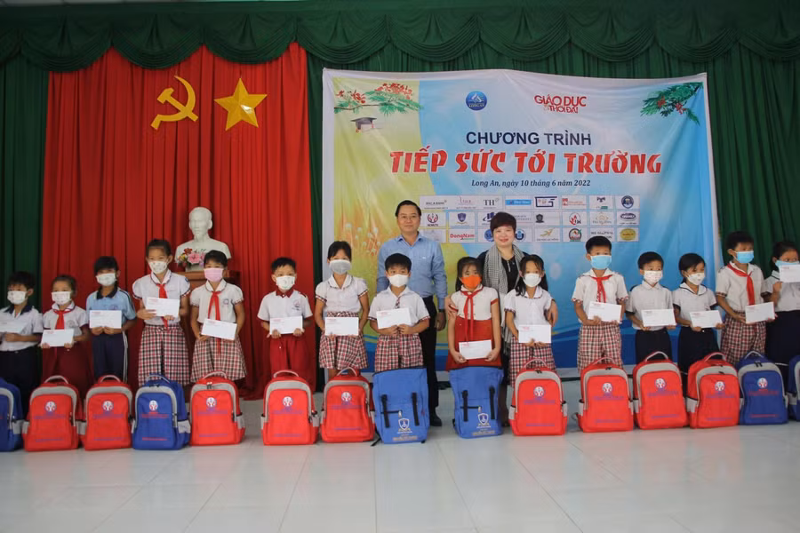 Ông Nguyễn Hồng Phúc - Phó giám đốc Sở GD&amp;ĐT và Nhà báo Dương Thanh Hương chụp ảnh cùng học sinh được nhận học bổng.