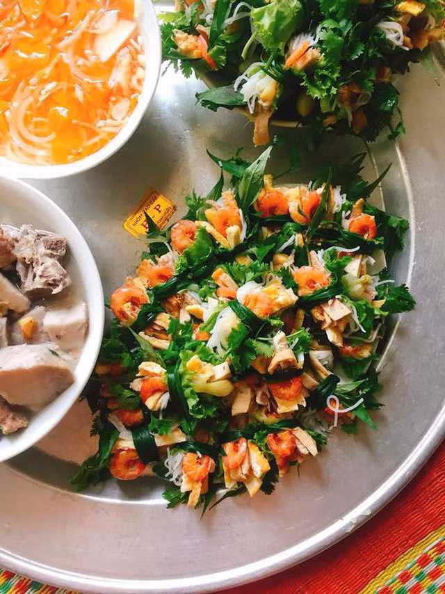 Chỉ nhìn thôi cũng thấy món cuốn này ngon cỡ nào, sự đối lập giữa màu xanh của rau và hành, đỏ của tôm, trắng của bún làm nên một món ăn độc đáo mang đậm nét đặc trưng của ẩm thực Bắc Bộ.