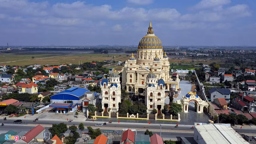 Lâu đài hoành tráng như cổ tích của đại gia Ninh Bình ảnh 1 Lâu đài hoành tráng như trong truyện cổ tích của đại gia Ninh Bình