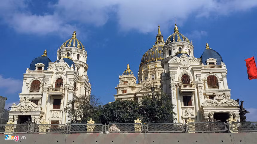 Lâu đài hoành tráng như cổ tích của đại gia Ninh Bình ảnh 2 Lâu đài hoành tráng như trong truyện cổ tích của đại gia Ninh Bình