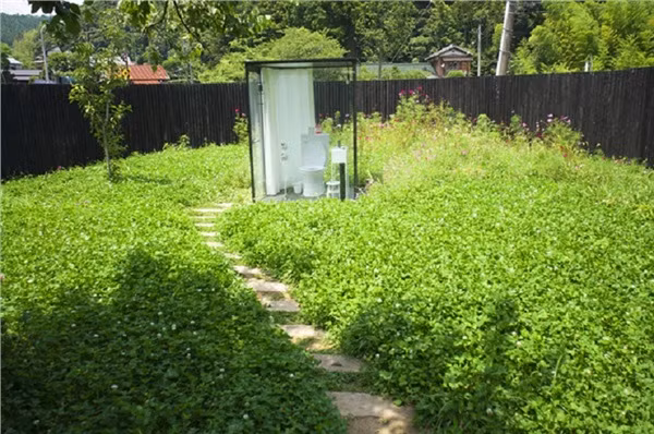 Toilet nằm giữa khu vườn với cảnh thiên nhiên tuyệt đẹp,&nbsp;có tường bằng kính trong suốt ở Nhật Bản